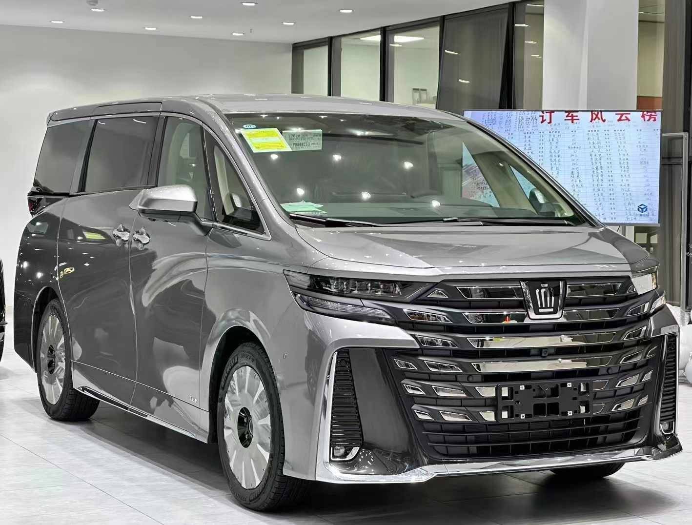 全新丰田皇冠威尔法混动版7座MPV实拍体验